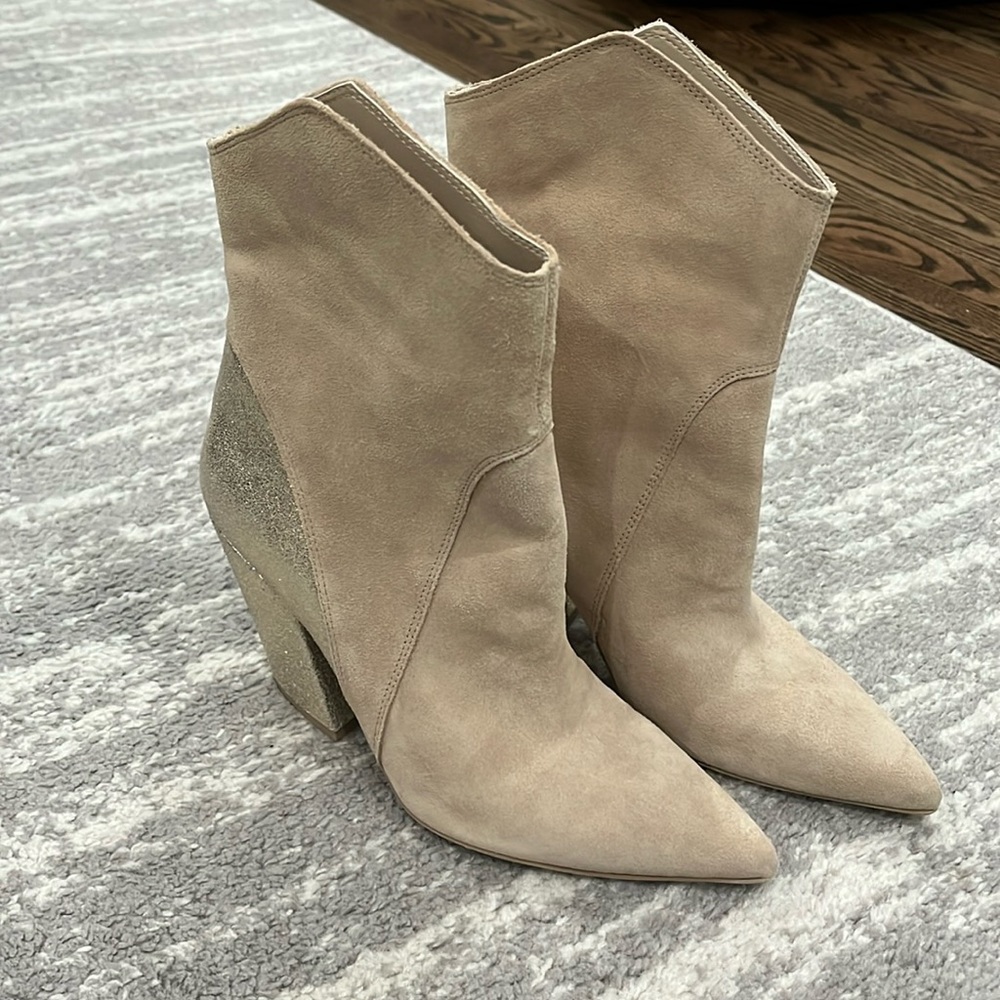 Dolce vita nestly booties in dune.